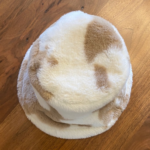 NWOT faux fur cow print bucket hat - Picture 2 of 5